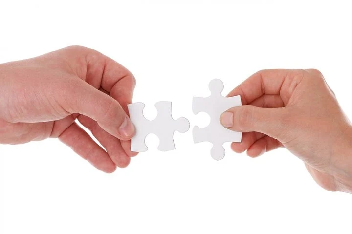 Two jigsaws representing peacemakers